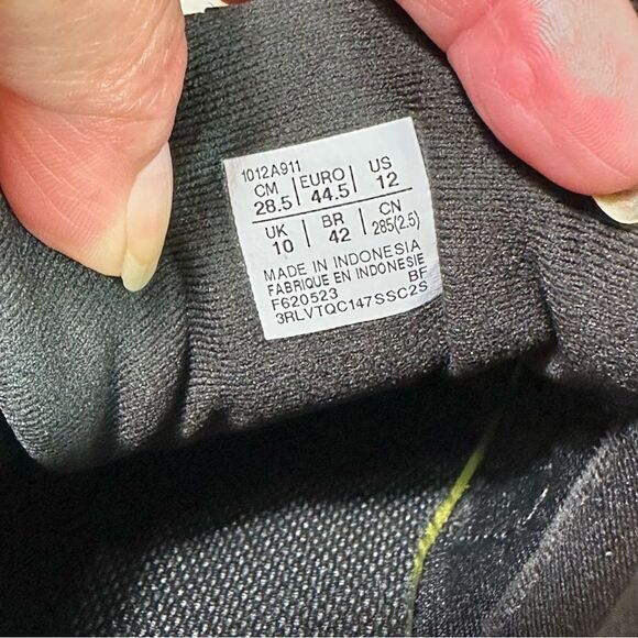 Asics Black and Gray Athletic Shoes Sleek Design - Picture 10 of 11